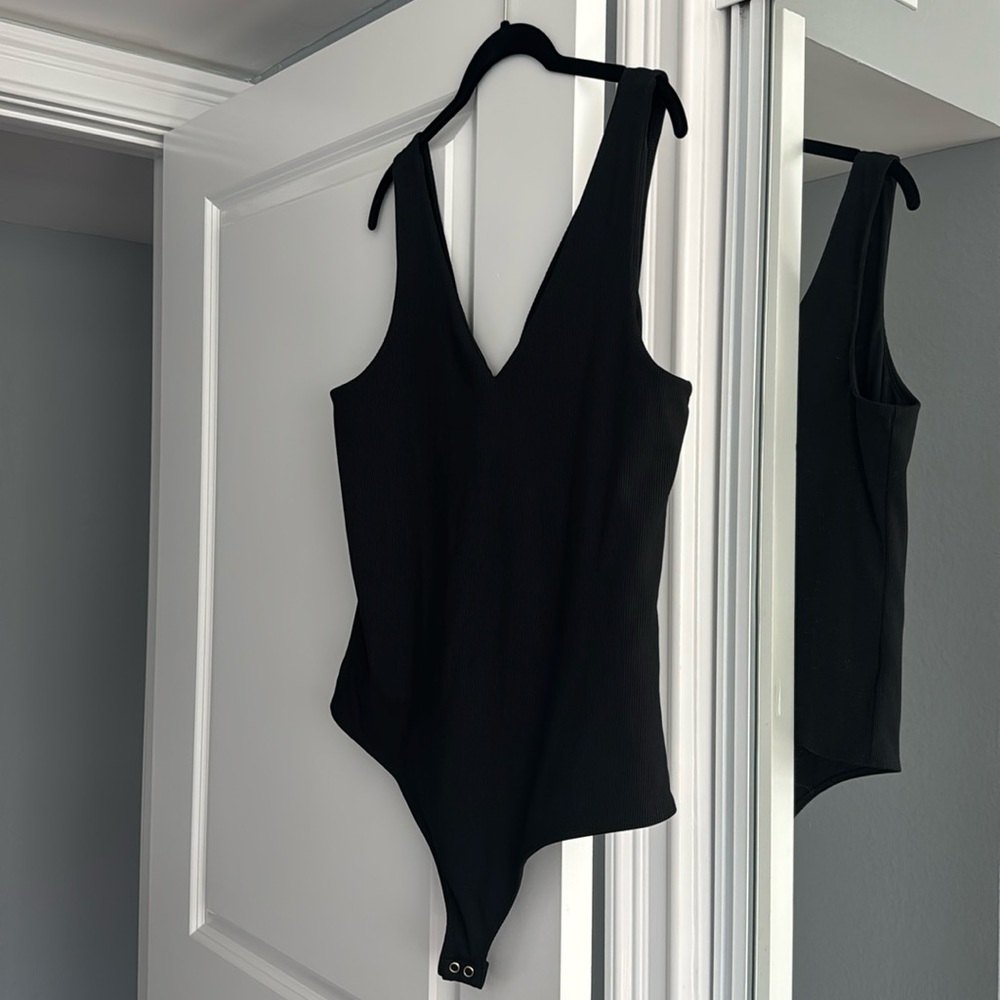 BODY CONTOUR RIBBED V-NECK BODYSUIT